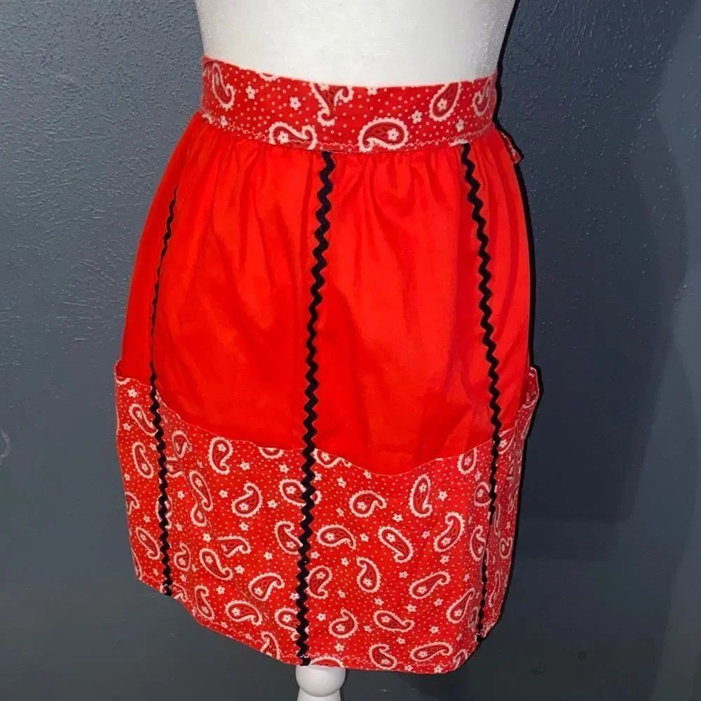 Vintage half apron with pockets bandanna print